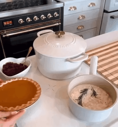 Foldable electric heating tray for saving kitchen space and compact storage with food served on plates